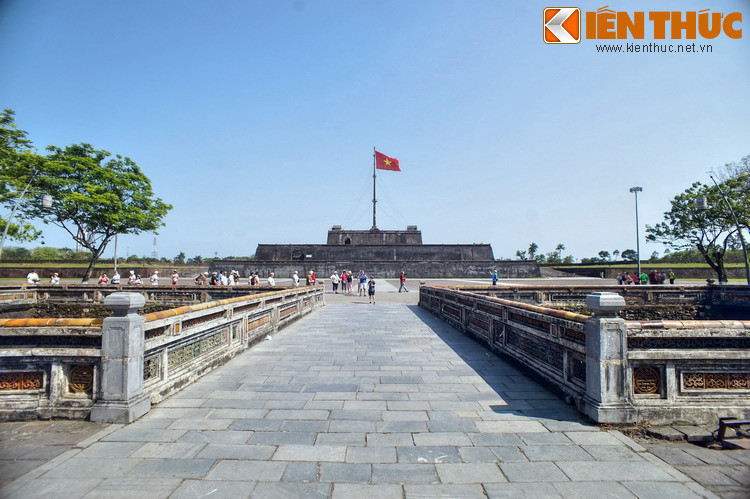 Theo chính sử của nhà Nguyễn, Kỳ đài Huế được xây dựng vào năm Gia Long thứ 6 (1807), cùng thời gian xây dựng kinh thành. Vào thời Minh Mạng, Kỳ đài được tu sửa vào các năm 1829, 1831 và 1840.