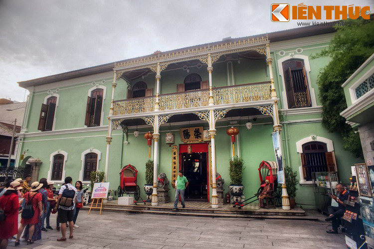 Toạ lạc ở số 29 đường Nhà Thờ trong khu phố cổ George Town, một Di sản văn hóa thế giới ở đảo Penang, Malaysia, dinh thự Hải Ký Sạn (Hai Kee Chan - tiệm buôn Hải Ký) là công trình minh chứng cho cuộc sống giàu sang của người Peranakan – cộng đồng người gốc Hoa ở Malaysia xưa.