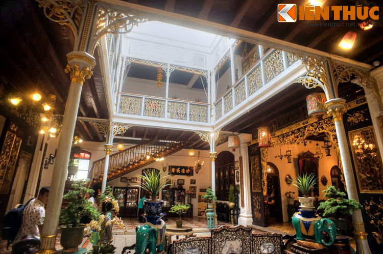 Dinh thự này mang âm hưởng lối kiến trúc truyền thống của người Hoa, có bố cục hình chữ “Khẩu”, gồm bốn dãy nhà khép kín với nhau tạo thành khoảng không lớn ở giữa làm giếng trời (thiên tỉnh) để lấy sáng.