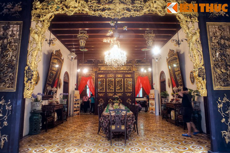 Một ví dụ điển hình về sự kết hợp Đông - Tây là phòng tiệc, nơi chủ nhà tiếp đãi những thương buôn đến từ châu Âu. Căn phòng gây choáng ngợp với bộ cửa và bao lam kiểu Trung Hoa thếp vàng rực rỡ, nhưng sử dụng bàn dài, đèn chùm pha lê và các chén đĩa châu Âu.