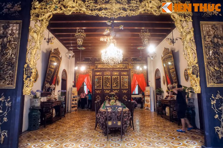 Một ví dụ điển hình về sự kết hợp Đông - Tây là phòng tiệc, nơi chủ nhà tiếp đãi những thương buôn đến từ châu Âu. Căn phòng gây choáng ngợp với bộ cửa và bao lam kiểu Trung Hoa thếp vàng rực rỡ, nhưng sử dụng bàn dài, đèn chùm pha lê và các chén đĩa châu Âu.