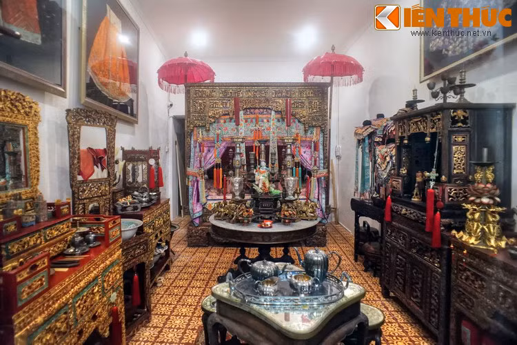 Dinh thự này cũng được coi như một bảo tàng đặc sắc, nơi lưu giữ hàng nghìn cổ vật thuộc nhiều bộ sưu tập phản ánh lịch sử địa phương cũng như những nét văn hóa đặc trưng của cộng đồng người Peranakan ở Penang xưa.