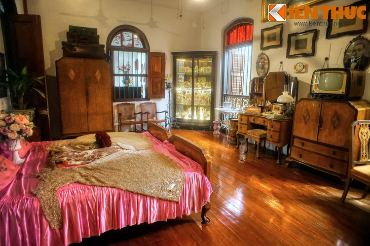 Sự quý phái của Hải Ký Sạn thể hiện rõ nét trong các phòng ngủ và phòng trang điểm của quý bà, gọi là các Nyonya. Đây là nơi cất giữ những bộ trang phục lộng lẫy, các món đồ pha lê quý giá, và nhiều trang sức quyến rũ...