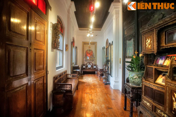 Một khu hành lang trong dinh thự được bài trí bằng các đồ gỗ cổ theo phong cách sang trọng, quý phái.