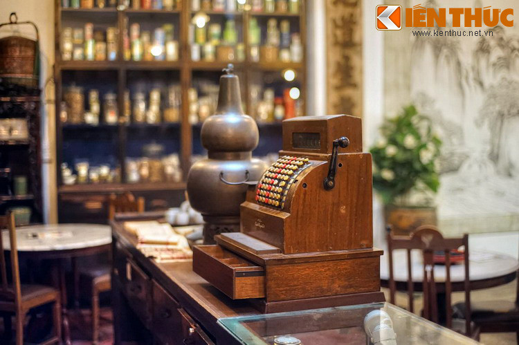 Cổ vật ở đây rất phong phú về chất liệu, như gỗ, gốm, sứ, thuỷ tinh, bạc… xuất xứ từ Trung Hoa, Anh, Scotland, và các nước châu Âu, được trưng bày trong các không gian sống như phòng ăn, phòng ngủ, phòng khách… được giữ nguyên vị trí như ngày mà chủ nhân chúng sử dụng,