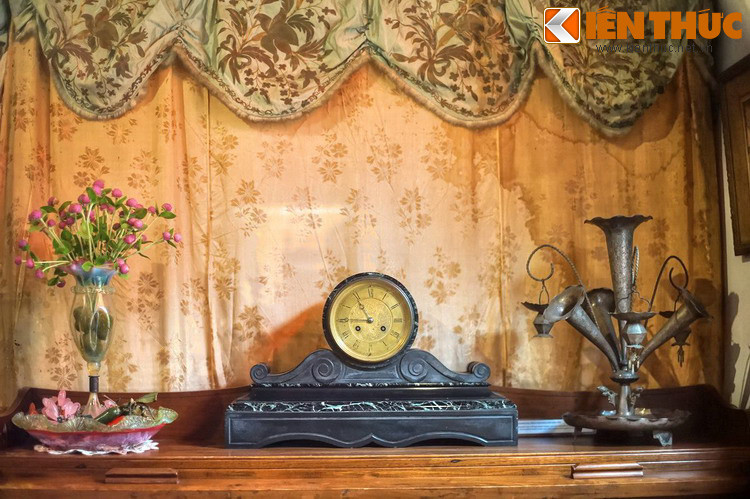 Nét nổi bật trong không gian sống ở Hải Ký Sạn là sự kết hợp văn hóa Đông – Tây. Nét phương Tây thể hiện ở các vật liệu xây dựng nhập từ châu Âu như gạch men, kính màu, các món đồ nội thất phong cách Anh quốc thời Victoria.