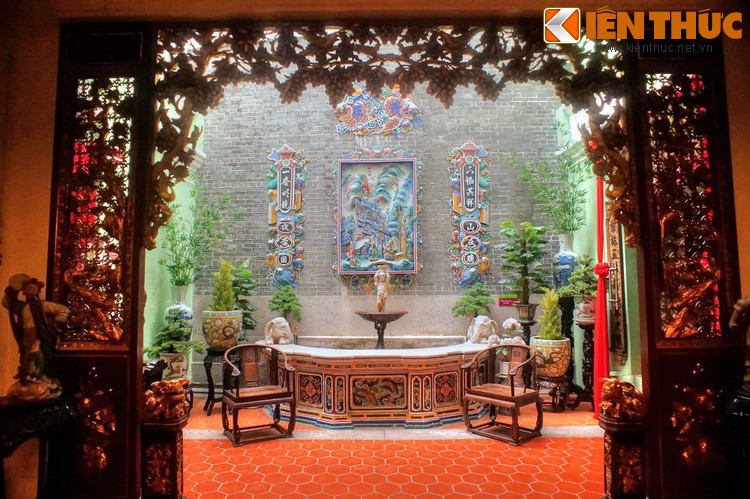 Nét phương Đông thể hiện qua các chủ đề trang trí Trung Hoa như Tuế hàn tam hữu (tùng – trúc – mai), Tứ thời (mai – lan – cúc – trúc)… được khảm sứ hoặc chạm khắc tinh xảo trên gỗ với kỹ thuật chạm lộng, chạm thủng, trổ miếng điêu luyện.