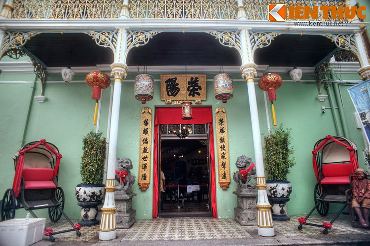 Nếu như phần ngoại thất của dinh thự không quá cầu kỳ thì khi qua khỏi phần ngạch cửa đậm chất Trung Hoa, cả một không gian mới sẽ mở ra...