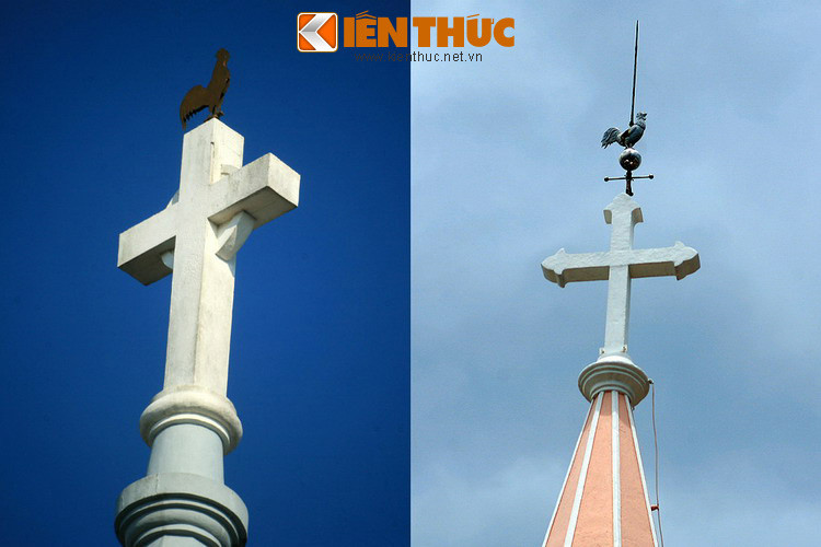 Trước hết, về tên gọi, cả hai nhà thờ cùng mang tên "Con Gà" do hình ảnh con gà làm bằng kim loại đặt phía trên cây thánh giá ở đỉnh tháp chuông.