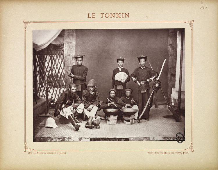 Hai sĩ quan Pháp và các lính tập (đơn vị quân đội bản xứ do người Pháp tổ chức thành lập nhằm phụ trợ cho quân chính quy Pháp) người Việt.