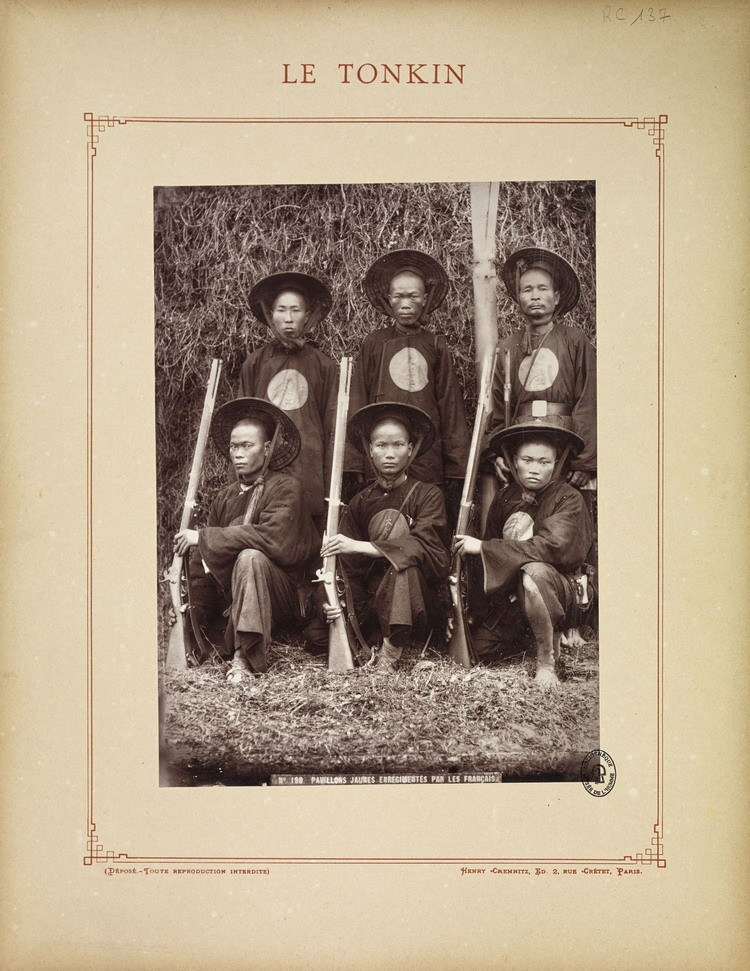 Các binh sĩ người Việt cầm súng trường trong một trung đoàn bộ binh thuộc địa.