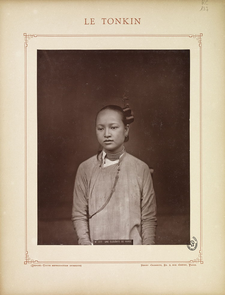 Một phụ nữ thanh lịch ở Hà Nội.