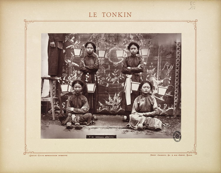 Các vũ công nữ tạo dáng chụp hình trên sân khấu lưu động làm từ chiếu và mành, miền Bắc Việt Nam năm 1883-1886. Ảnh: Charles-Edouard Hocquard