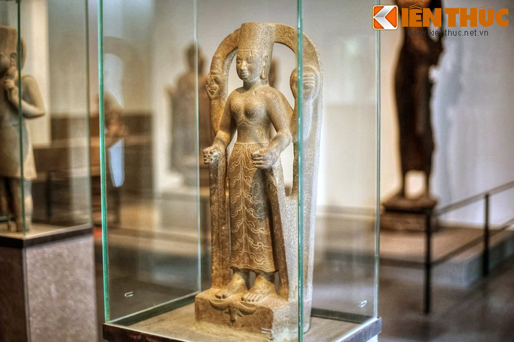 Bức tượng này được tạc từ đá sa thạch, có chiều cao 75 cm, ngang 32,3 cm, nặng 75 kg, có niên đại vào khoảng thế kỷ 7 – 8 Sau Công nguyên.