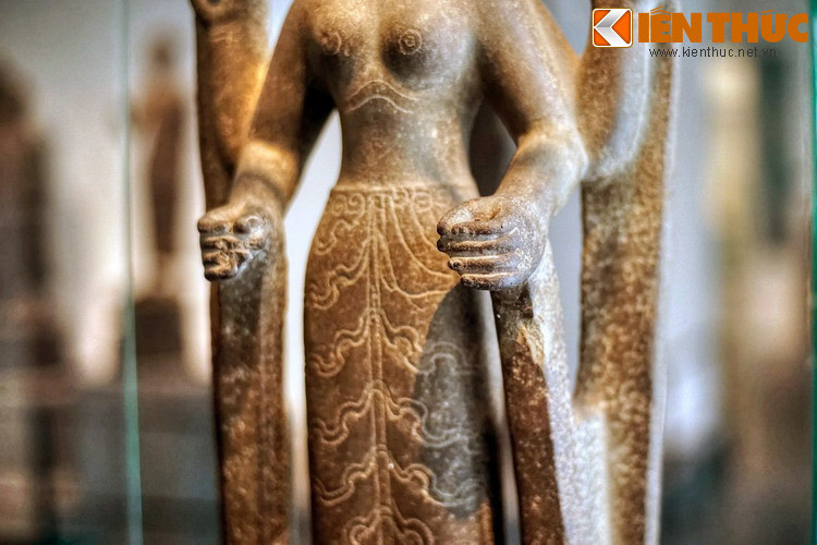 Thân trên tượng để trần, khuôn ngực tròn đầy, vòng eo thon, thân dưới tượng mặc sampot hoặc váy dài vẽ hoa văn hình sóng.