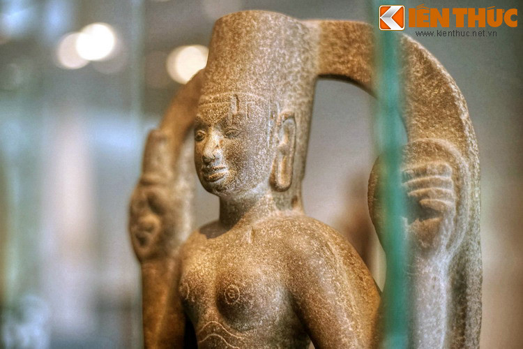 Khi đó, tượng bị sứt mẻ chút ít ở trán, ngực và nơi tay, song vẫn giữ được những nét chạm có hồn, toát lên vẻ đẹp của nghệ thuật tạo hình, điêu khắc của văn hóa Óc Eo.