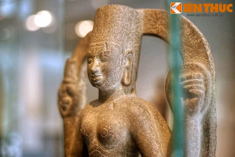 Khi đó, tượng bị sứt mẻ chút ít ở trán, ngực và nơi tay, song vẫn giữ được những nét chạm có hồn, toát lên vẻ đẹp của nghệ thuật tạo hình, điêu khắc của văn hóa Óc Eo.