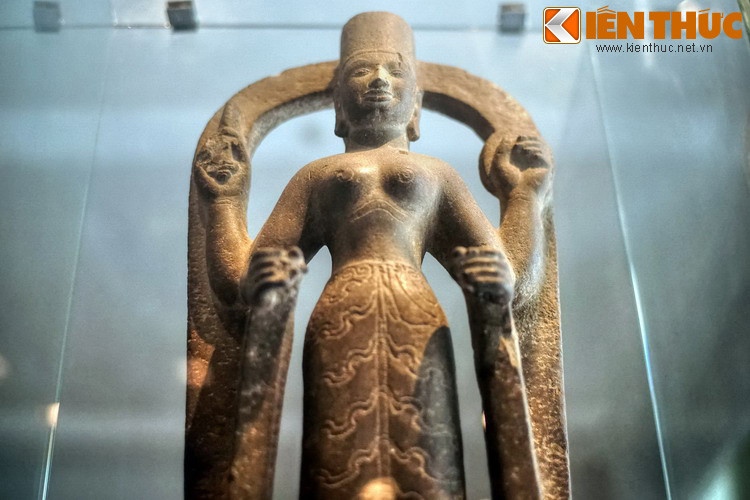 Ban đầu tượng được lưu giữ tại Bảo tàng của Hội Nghiên cứu Đông Dương ở Sài Gòn rồi chuyển qua Bảo tàng Phnom Penh. Đến năm 1928 tượng mới được đưa vào Bảo tàng Blanchard de la Brosses (nay là Bảo tàng Lịch sử TP.HCM).