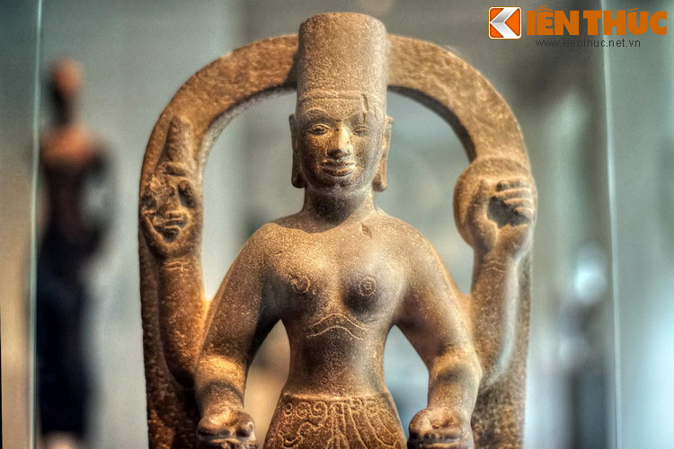 Ngược dòng thời gian, tượng nữ thần Durga được các nhà khảo cổ học người Pháp tìm thấy thấy tại Liên Hữu, Trà Vinh vào năm 1902.