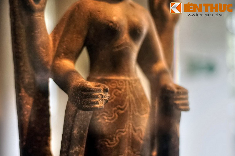 Hai tay trước nắm lại như đang chống gậy trượng, có thể trong bàn tay từng cầm các vật biểu tượng rời nhưng đã bị mất theo thời gian.