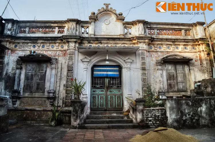 Trở thành những nhà tư sản thành đạt với nhiều cửa hàng ở Hà Nội và cả Sài Gòn, khi về làng, họ xây những cơ ngơi nguy nga, tráng lệ không kém gì nơi phố thị phồn hoa.