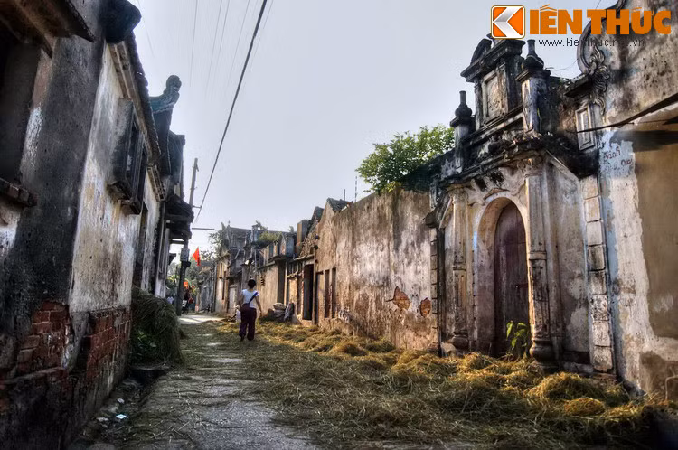 Ngược dòng lịch sử, xưa kia làng Cựu bị cháy nên nhiều gia đình phải bỏ làng đi làm ăn xa. Với quyết tâm vượt khó làm giàu, dân làng Cựu đã tìm cho mình được nghề may và may rất giỏi.