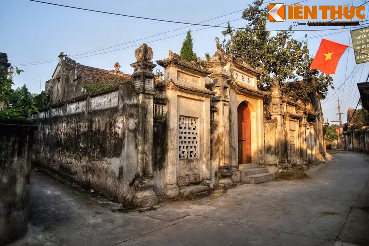 Những người thợ may chuyên may quần áo phục vụ cho người Pháp và giới thượng lưu ở Hà Nội. Cũng nhờ nghề này, rất nhiều người dân làng Cựu giàu lên nhanh chóng.