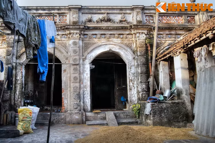 Thời đó, kiến trúc kiểu Đông - Tây kết hợp đang thịnh hành ở các thành phố lớn như Hà Nội, Hải Phòng... Người có tiền ở làng Cựu đã xây nhà của mình theo lối kiến trúc ấy.