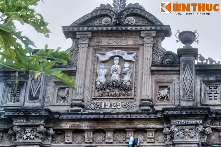 Quá trình xây dựng này diễn ra trong những năm 1920-1945, đã khiến ngôi làng khoác lên mình một tấm áo mới tân thời hấp dẫn thay cho tấm áo cũ kỹ của người nông dân chân lấm tay bùn.