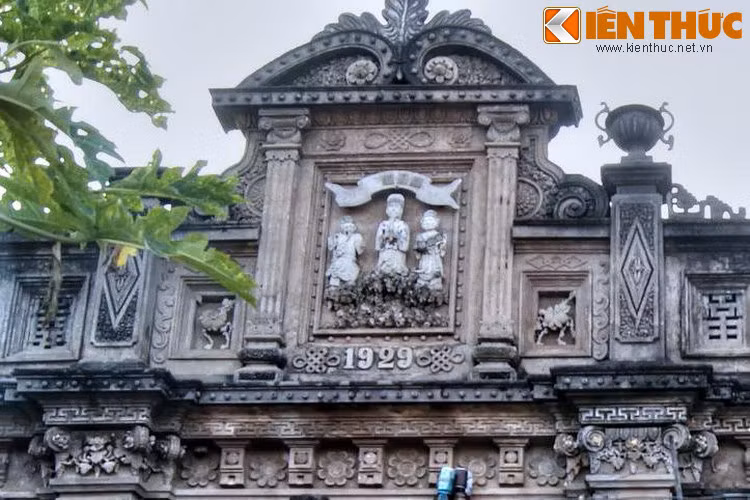 Quá trình xây dựng này diễn ra trong những năm 1920-1945, đã khiến ngôi làng khoác lên mình một tấm áo mới tân thời hấp dẫn thay cho tấm áo cũ kỹ của người nông dân chân lấm tay bùn.