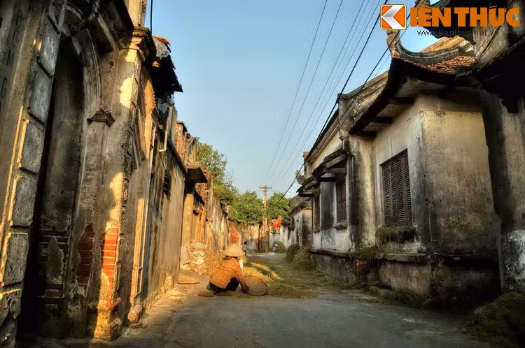 Nằm ở xã Vân Từ, huyện Phú Xuyên, thành phố Hà Nội, làng Cựu nổi danh với những công trình kiến trúc cổ kính, được xây dựng từ những năm đầu của thế kỷ 20.