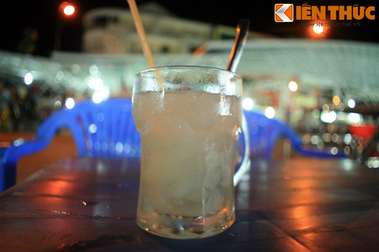 Nguyên liệu ẩm thực khác từ cây thốt nốt là nước thốt nốt, được rút ra từ những bông hoa thốt nốt. Nước thốt nốt ngọt dịu, khi uống chay hoặc chế với cùi thốt nốt tươi đều là một món đồ giải khát vô cùng hấp dẫn. Nước thốt nốt thắng lên sẽ cho ra đường thốt nốt.