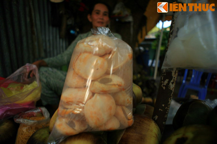 Bên trong quả thốt nốt chia thành nhiều múi, mỗi múi to bằng lòng bàn tay, có cùi trắng ngần nằm trong lớp vỏ mỏng màu vàng. Phần cùi thốt nốt khi ăn tươi thì mềm, ngọt mát và thơm hơn cả cùi dừa non.