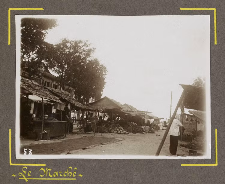 Khung cảnh tại một khu chợ ở Châu Đốc xưa, khoảng năm 1930. Ảnh: Université Côte d'Azur.