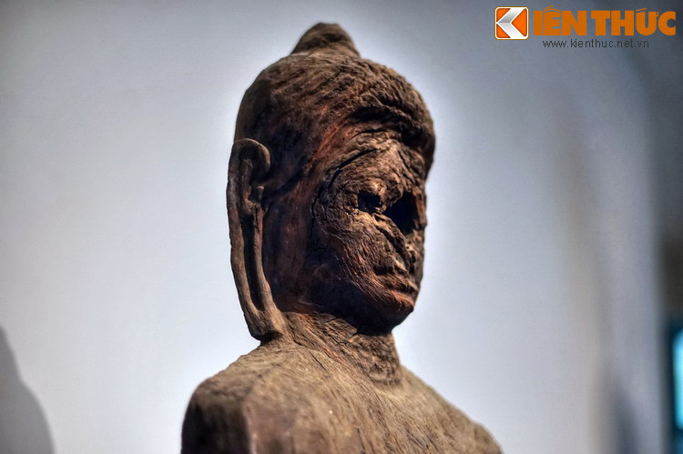 Đầu tượng đội mũ miện tròn đỉnh có chóp nhọn, được gọi là Usnisa (Nhục khấu), dái tai dài buông xuống, một tạo hình đặc trưng của các bức tượng Phật từ xưa đến nay.