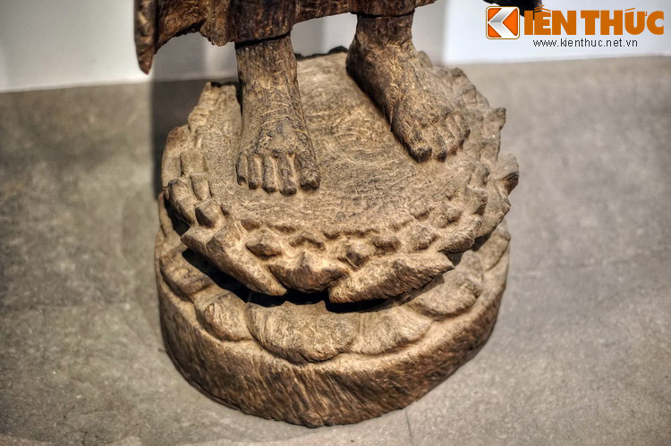 Đài sen của tượng có hai tầng, tầng trên gồm một lớp cánh tròn, đầu cánh thuôn nhọn với nhiều lớp xen kẽ, cùng phần nhụy ở giữa tạo thành bệ. Tầng dưới gồm một lớp đài sen úp, hai lớp cánh được tạc trên một nền trụ tròn.