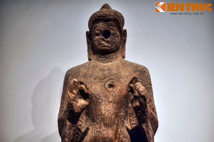 Bức tượng thuộc nền văn hóa Óc Eo, có niên đại từ thế kỷ 4-6 Sau Công nguyên, là một trong những bức tượng gỗ cổ nhất từng được tìm thấy ở Việt Nam.