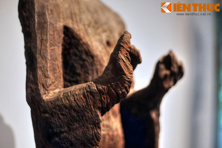 Hai tay tượng giơ ngang ngực, đưa ra trước trong tư thế bắt ấn. Theo các nhà nghiên cứu, đây có thể là ấn Dharmachakramudra (Chuyển pháp luân) hoặc ấn Vitarkamudra (Vô úy thí).