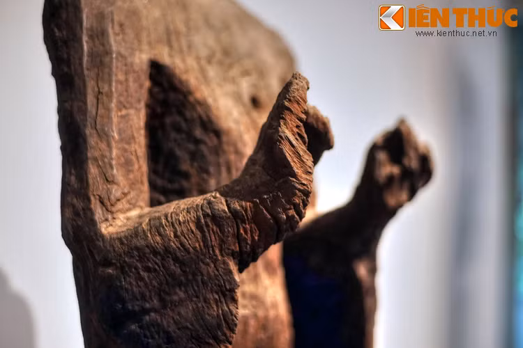 Hai tay tượng giơ ngang ngực, đưa ra trước trong tư thế bắt ấn. Theo các nhà nghiên cứu, đây có thể là ấn Dharmachakramudra (Chuyển pháp luân) hoặc ấn Vitarkamudra (Vô úy thí).