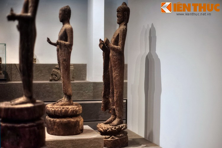 Tượng được tạc từ một thân cây gỗ trai nguyên khối, thể hiện hình ảnh Đức Phật đứng trên tòa sen, có chiều cao 200cm, rộng 50cm; đường kính bệ 41cm, dáng thanh mảnh.