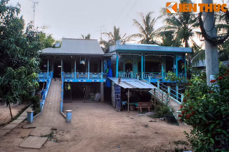 Chỉ có một điều không bao giờ thay đổi theo thời gian, đó là nhà sàn của người miền Tây luôn mở rộng cửa đón khách, như tính cách hồn hậu, cởi mở của người dân nơi đây...