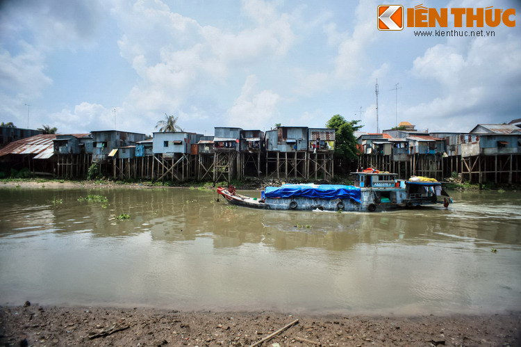 Theo lẽ tự nhiên, bờ sông, kênh rạch là nơi tập trung nhiều nhà sàn nhất.