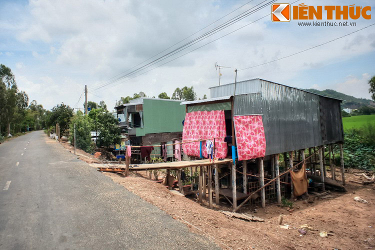 Thời xưa, nhà sàn Nam Bộ thường được làm bằng các loại cây lá địa phương như tràm, dừa nước... Ngày nay những ngôi nhà như vậy không còn nhiều vì sự thịnh hành của các vật liệu mới như xi măng, sắt thép, tôn...