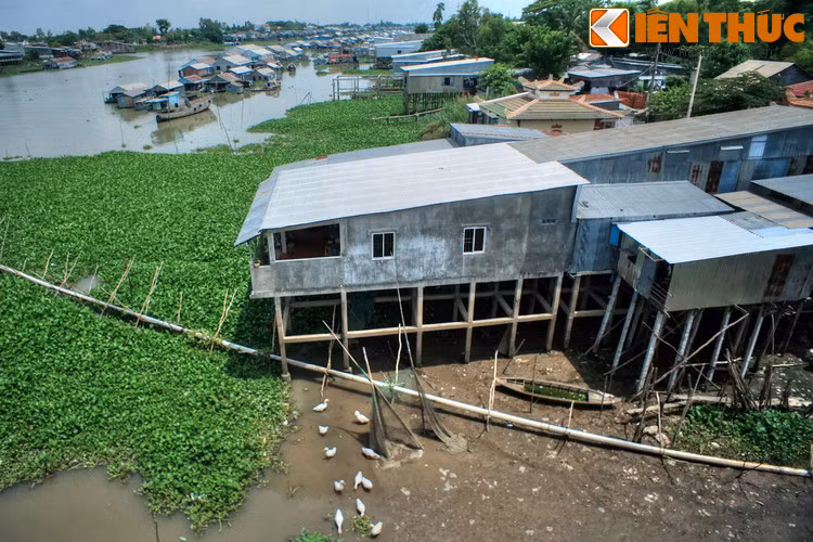 Kiến trúc nhà sàn thời nay cũng có nhiều biến đổi để phù hợp hơn với đời sống, như đề cao tính tiện nghi, sự riêng tư của các thành viên trong gia đình...