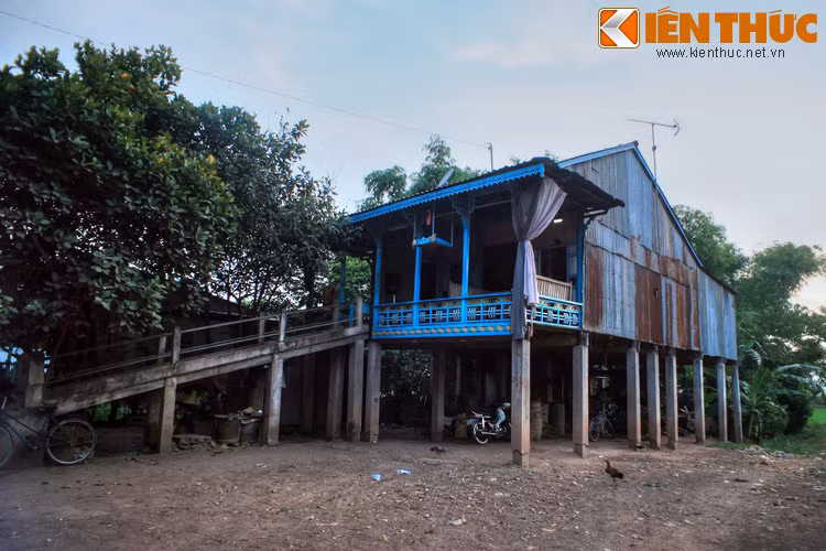 Những nhà sàn khác được chống bằng cột bê tông cốt thép. Do khả năng chịu lực tốt hơn nên số cột cũng ít hơn nhiều so với nhà cột gỗ.