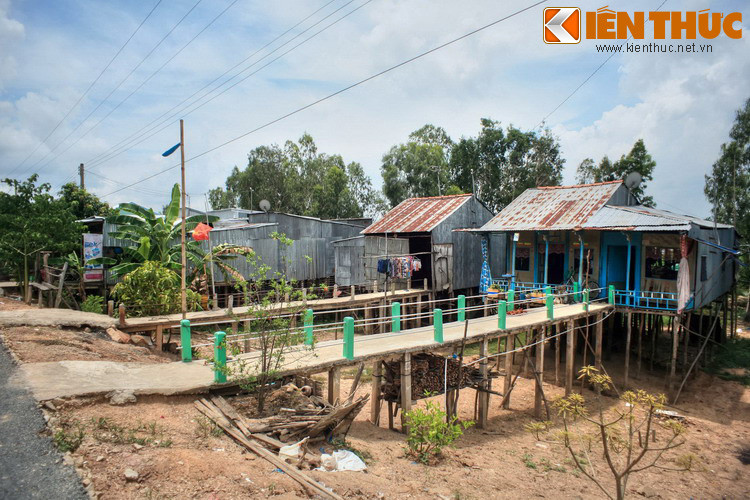 Tùy theo mực nước lũ ở địa phương nên độ cao của nhà sàn Nam Bộ không đồng nhất. Có nơi nhà thấp lè tè, trong khi nơi khác lại cất nhà cao đến 2 – 3 mét. Thông thường, sàn nhà luôn cao hơn hoặc bằng mặt đường nhựa.