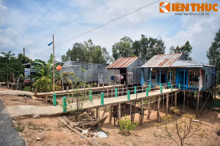 Tùy theo mực nước lũ ở địa phương nên độ cao của nhà sàn Nam Bộ không đồng nhất. Có nơi nhà thấp lè tè, trong khi nơi khác lại cất nhà cao đến 2 – 3 mét. Thông thường, sàn nhà luôn cao hơn hoặc bằng mặt đường nhựa.