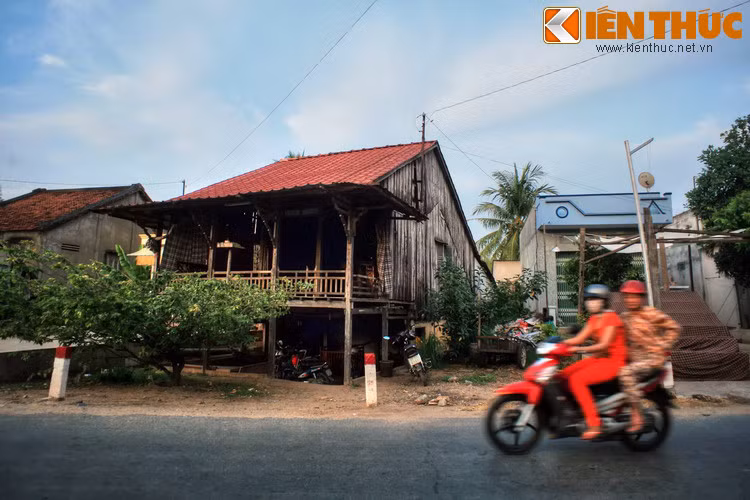 Cấu trúc nhà sàn truyền thống ở Nam Bộ thường có ba gian, trong đó gian giữa là nơi đặt bàn thờ gia tiên và tiếp khách. Vật liệu xây dựng và cách trang trí ngôi nhà sẽ thể hiện mức độ giàu nghèo của chủ nhà.