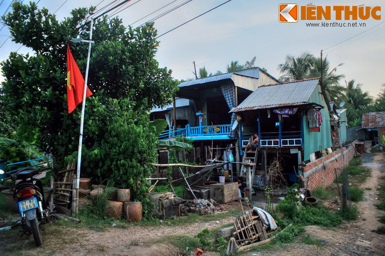 Ở miền Tây, nhà sàn phổ biến nhất ở các vùng ngập lũ như An Giang, Đồng Tháp. Nếu ở vùng núi, nhà sàn giúp con người tránh thú dữ thì ở mảnh đất phương Nam, nhà sàn là phương tiện tránh ngập mỗi khi nước về.