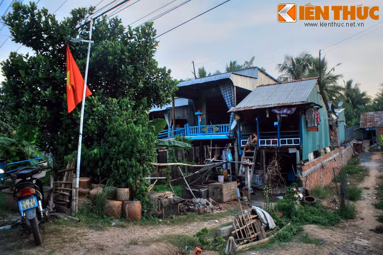 Ở miền Tây, nhà sàn phổ biến nhất ở các vùng ngập lũ như An Giang, Đồng Tháp. Nếu ở vùng núi, nhà sàn giúp con người tránh thú dữ thì ở mảnh đất phương Nam, nhà sàn là phương tiện tránh ngập mỗi khi nước về.